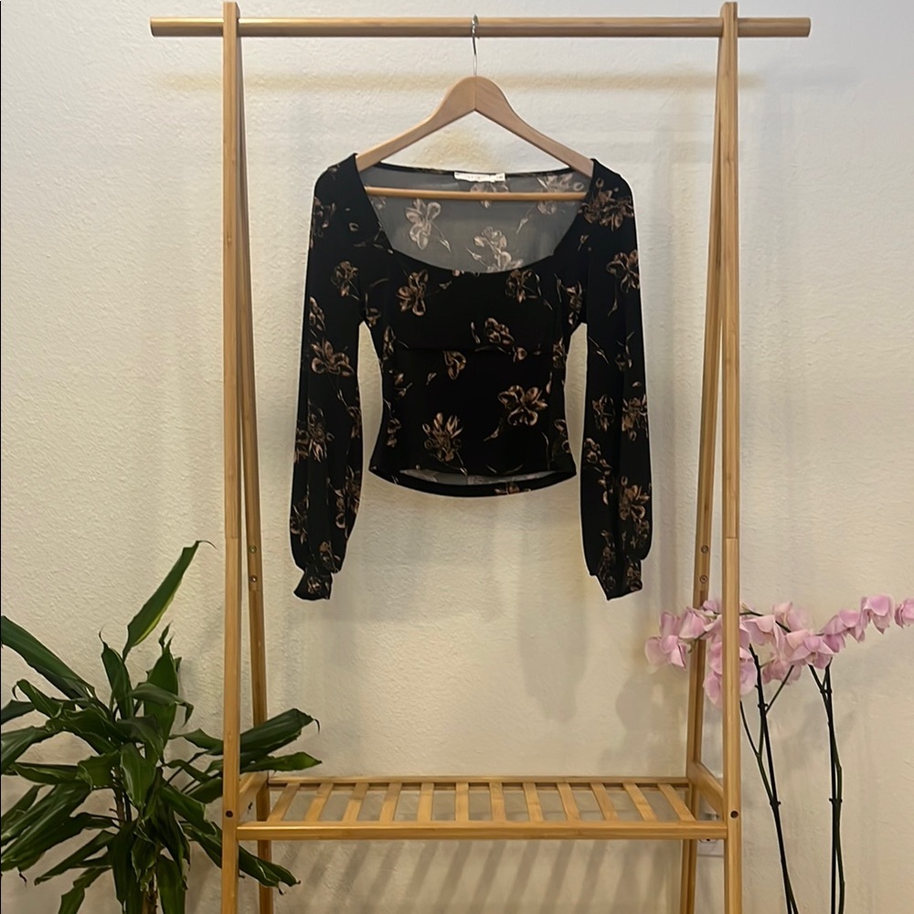 Lush Black and Gold Fitted Cropped Blouse with Puff Sleeves and Long Sleeves